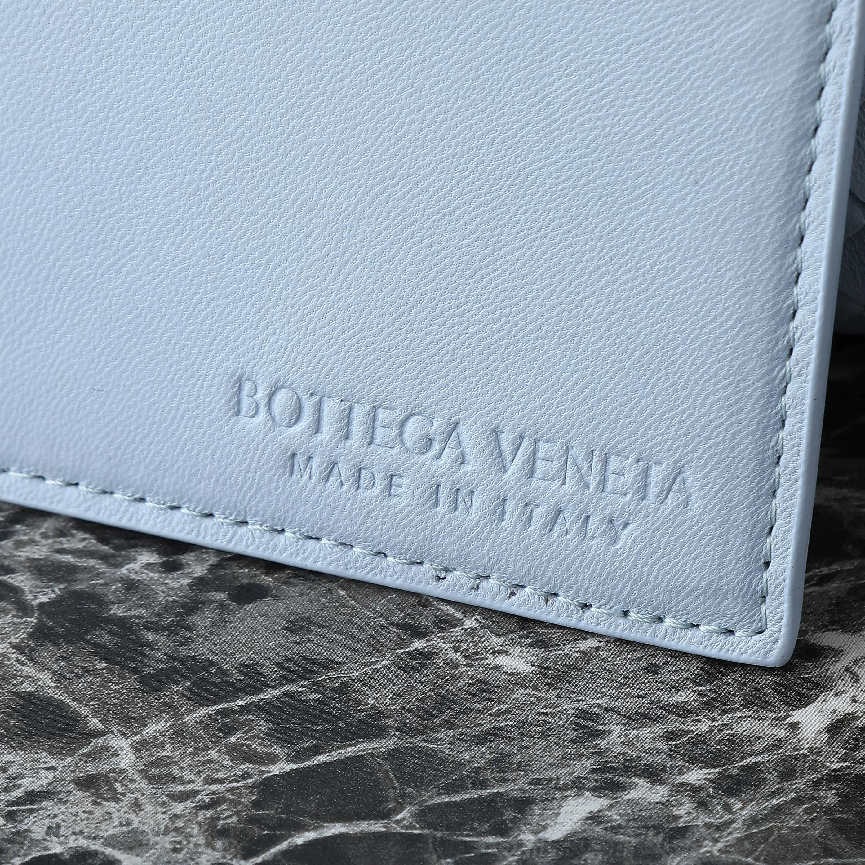 Batch 1660 BV25 spring and summer new product Mini pinacoteca two-tone surface. The weaving process is also super exquisite. Every texture is delicate and clear, and you can see the full ingenuity. 👜The bag uses 1 cm leather strips, which are purely hand-woven, highlighting the brand's craftsmanship. The inside is flipped to reveal a smooth suede lining that can be used on both sides, taking into account both fashion and practicality. 	 The small size can be worn on one shoulder or across the body, making it super versatile for daily commuting! 	 💕Fashionable ladies who like BV, come to me to get the same style~ ​Model number: 819004 ​Size: 24*15*12cm